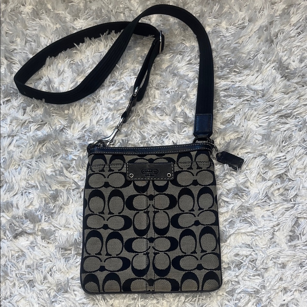 COACH SIGNATURE BLACK AND GRAY CROSSBODY